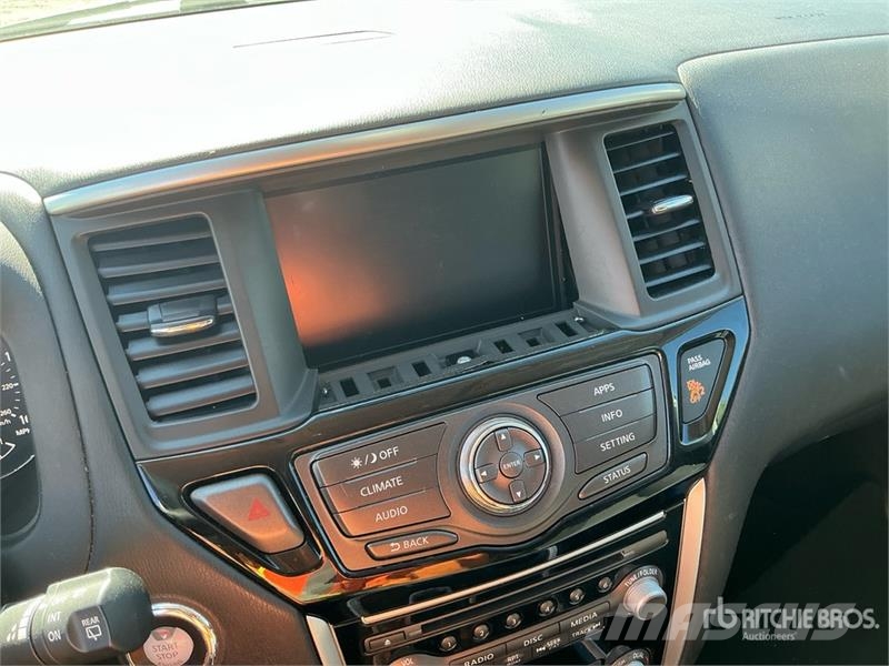 Nissan Pathfinder SV 2WD SUV Automašīnas