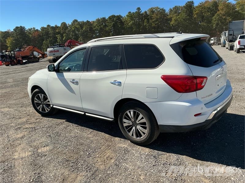 Nissan Pathfinder SV 2WD SUV Automašīnas
