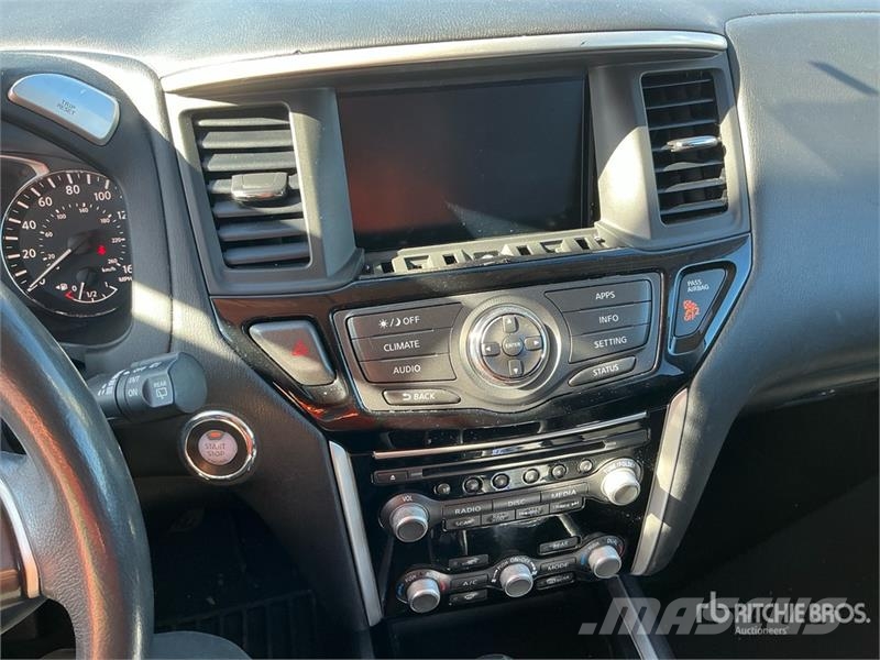 Nissan Pathfinder SV 2WD SUV Automašīnas