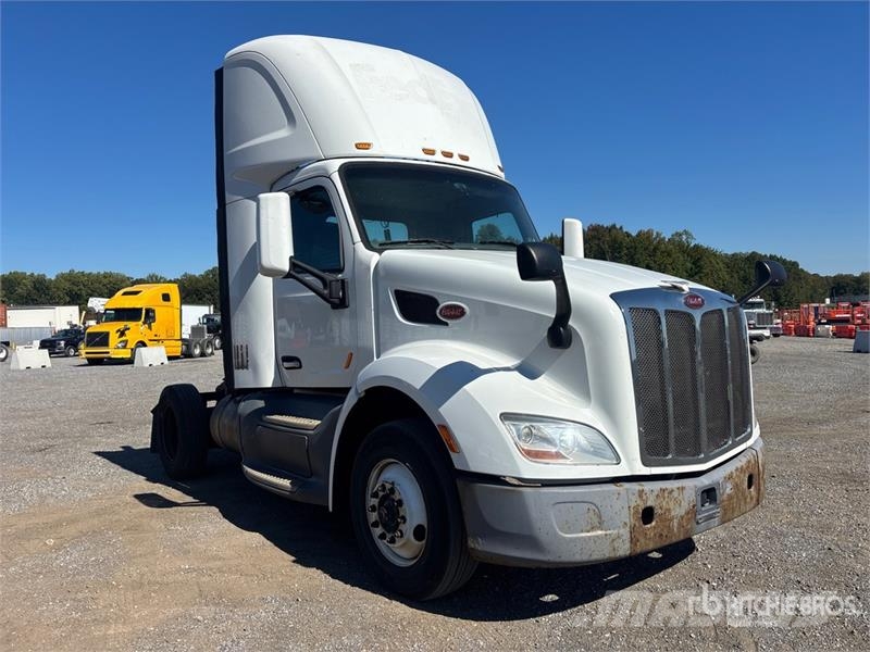 Peterbilt 579 4x2 S/A Day Cab Truck Tractor Vetopöytäautot