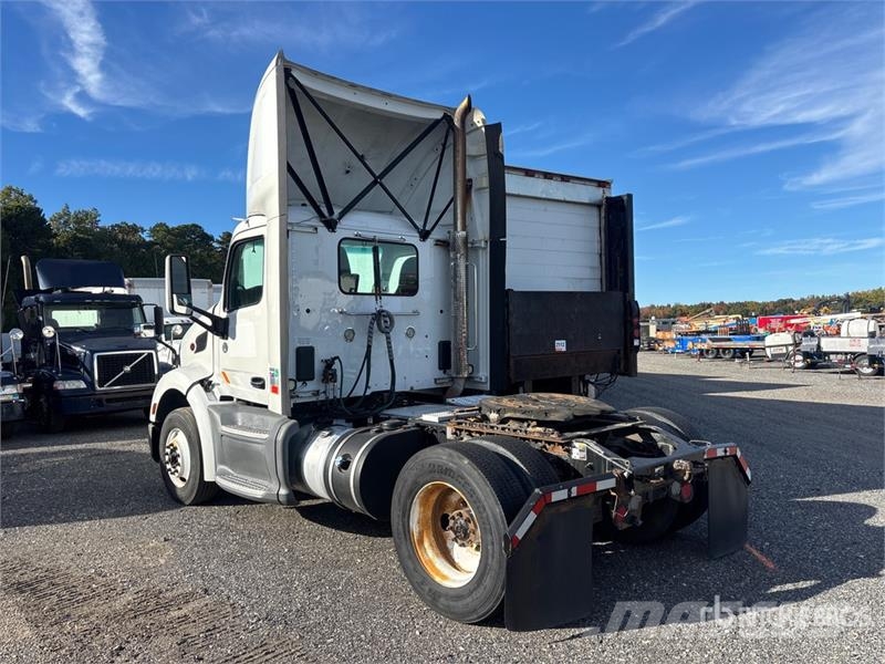 Peterbilt 579 4x2 S/A Day Cab Truck Tractor (Inoperable) Dragbilar