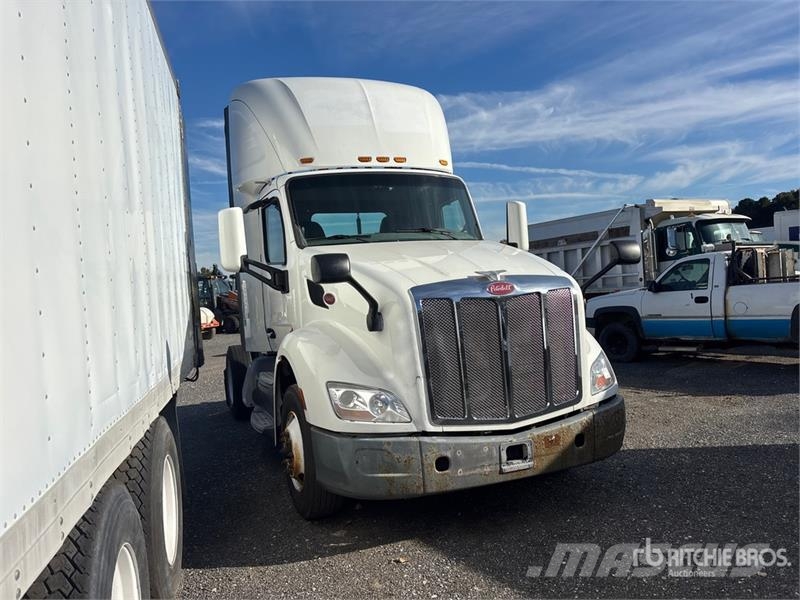 Peterbilt 579 4x2 S/A Day Cab Truck Tractor (Inoperable) Dragbilar