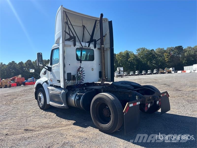 Peterbilt 579 4x2 S/A Day Cab Truck Tractor Vetopöytäautot