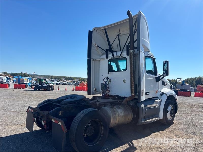 Peterbilt 579 4x2 S/A Day Cab Truck Tractor Vetopöytäautot