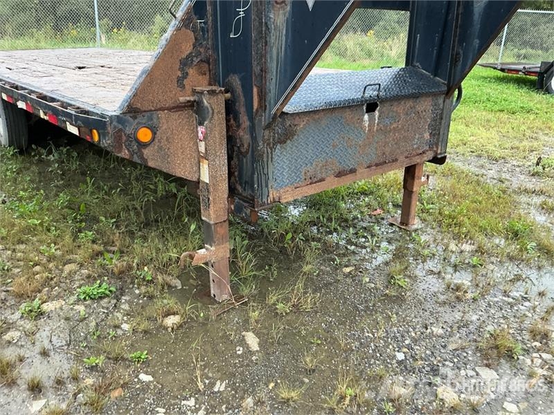 PJ Trailers Trailers 22 ft T/A Gooseneck Equipment Tr Car carrier