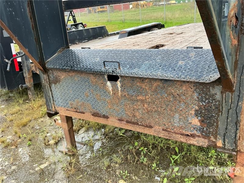 PJ Trailers Trailers 22 ft T/A Gooseneck Equipment Tr Car carrier