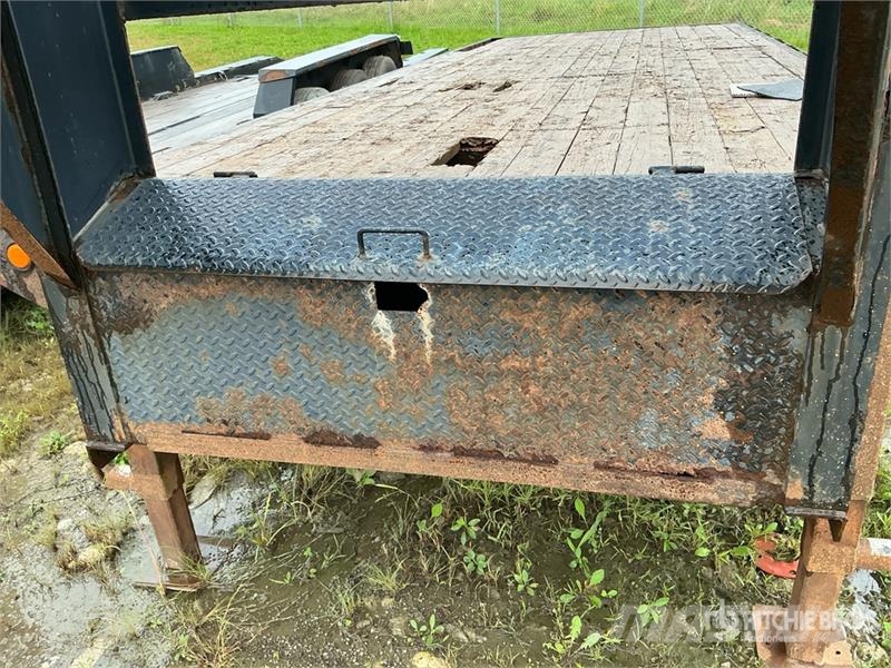PJ Trailers Trailers 22 ft T/A Gooseneck Equipment Tr Car carrier