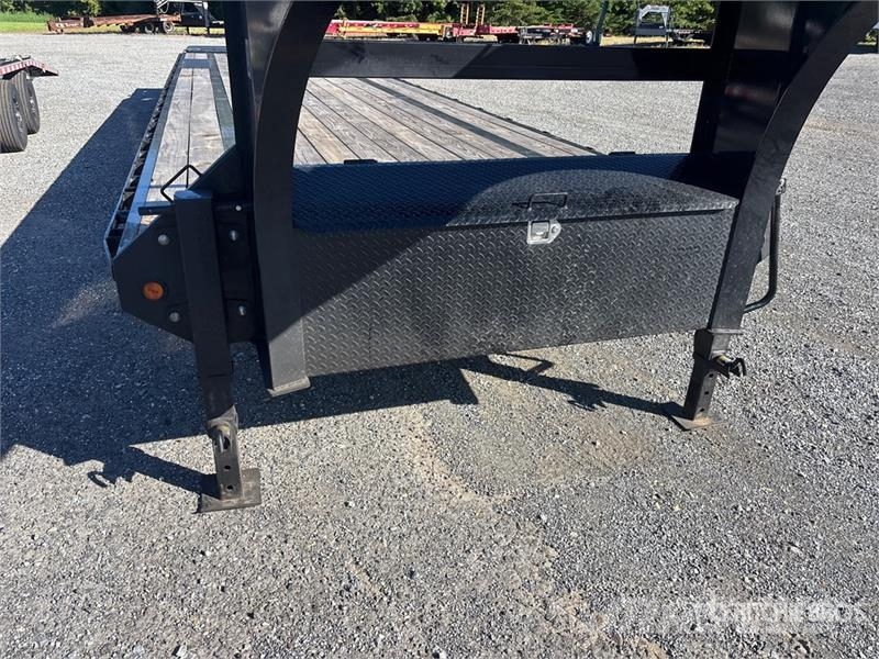 PJ Trailers Trailers Ls402 49 ft T/A Gooseneck Equipm Rimorchio per il trasporto di veicoli