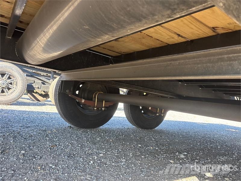 PJ Trailers Trailers Ls402 49 ft T/A Gooseneck Equipm Rimorchio per il trasporto di veicoli
