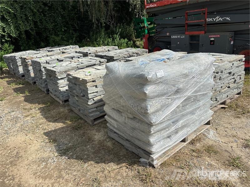 Quantity of (14) Pallets of Irregular Patio Stone Lauksaimniecība- Citi