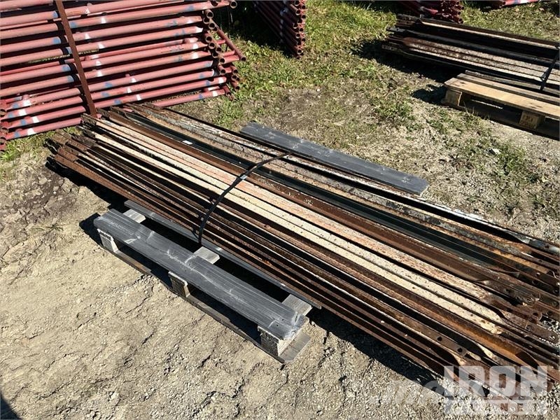 Quantity of (2) Pallets of (50) Braces and (25) Pa Equipamento de andaimes