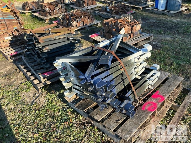 Quantity of (2) Pallets of Outriggers for Scaffold Equipamento de andaimes