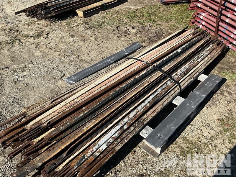 Quantity of (2) Pallets of (50) Braces and (25) Pa Equipamento de andaimes