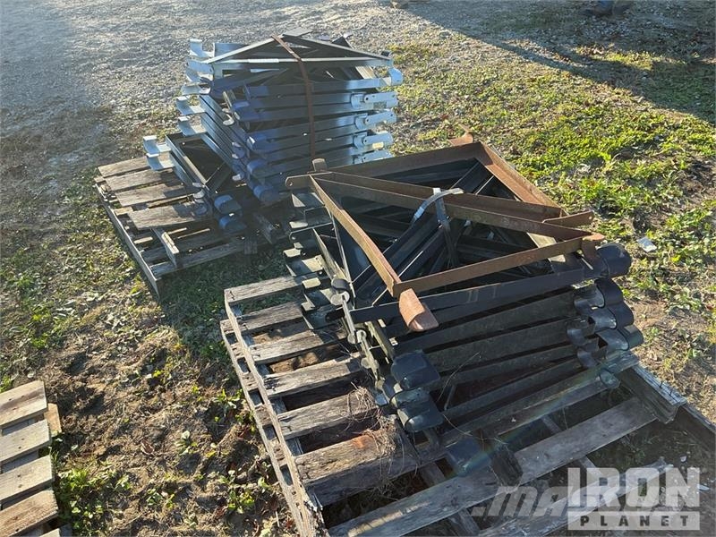 Quantity of (2) Pallets of Outriggers for Scaffold Equipamento de andaimes