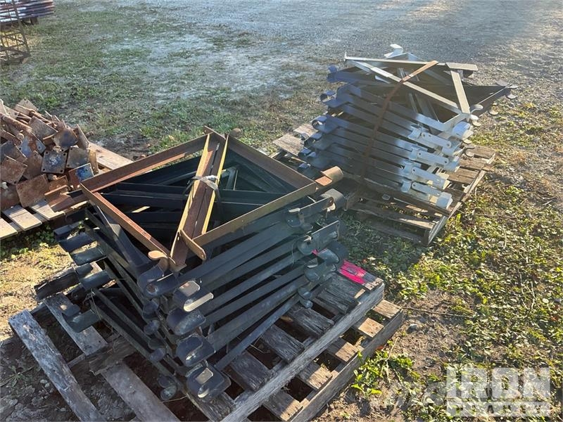Quantity of (2) Pallets of Outriggers for Scaffold Equipamento de andaimes