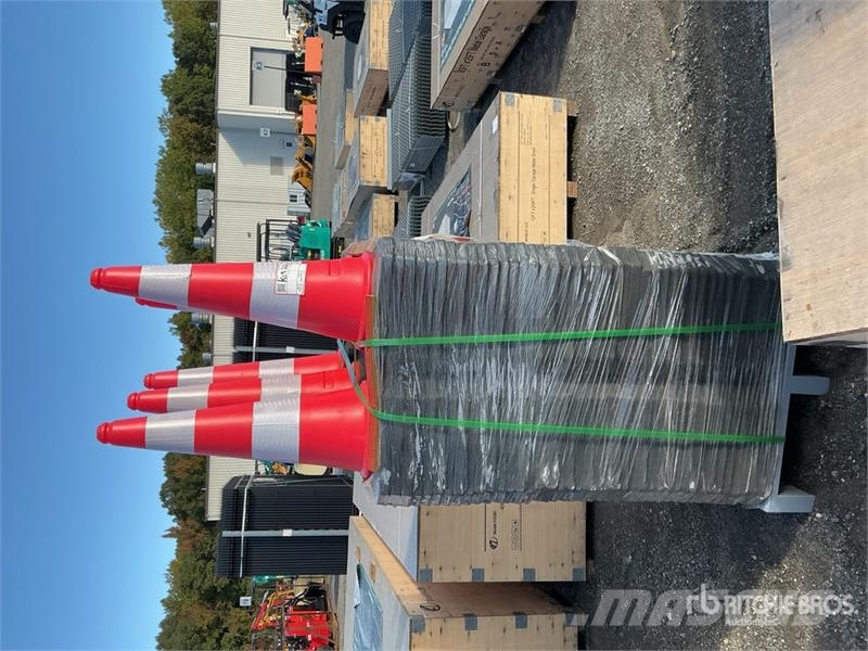  Quantity of (250)  KJ K2250 28 in Traffic Cones (U パイプレイヤー・ドーザー
