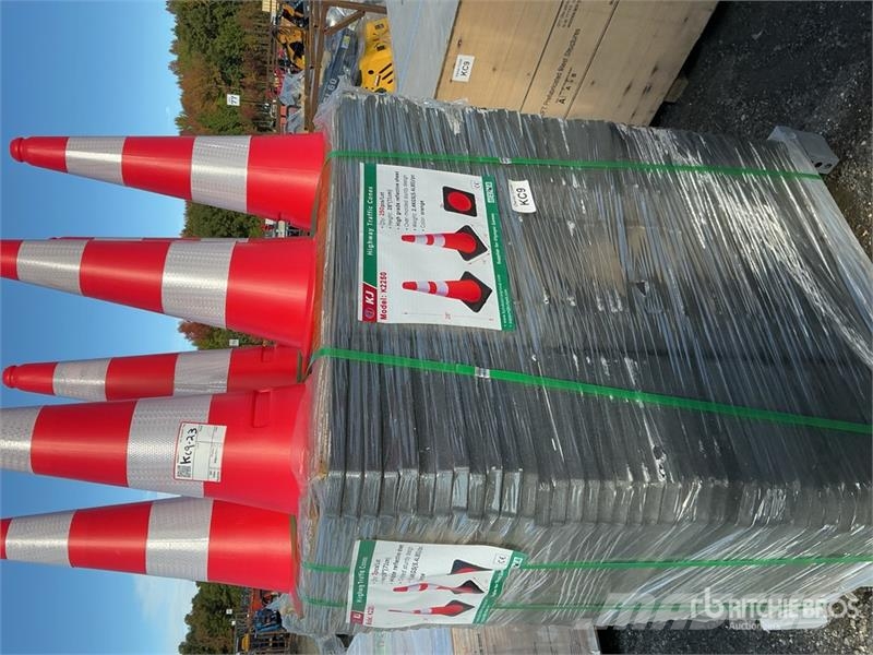 Quantity of (250)  KJ K2250 28 in Traffic Cones (U パイプレイヤー・ドーザー