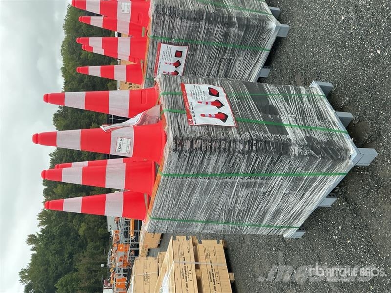 Quantity of (250) MTO A2250 28 in Traffic Cones ( vamzdžių klotuvų buldozeriai