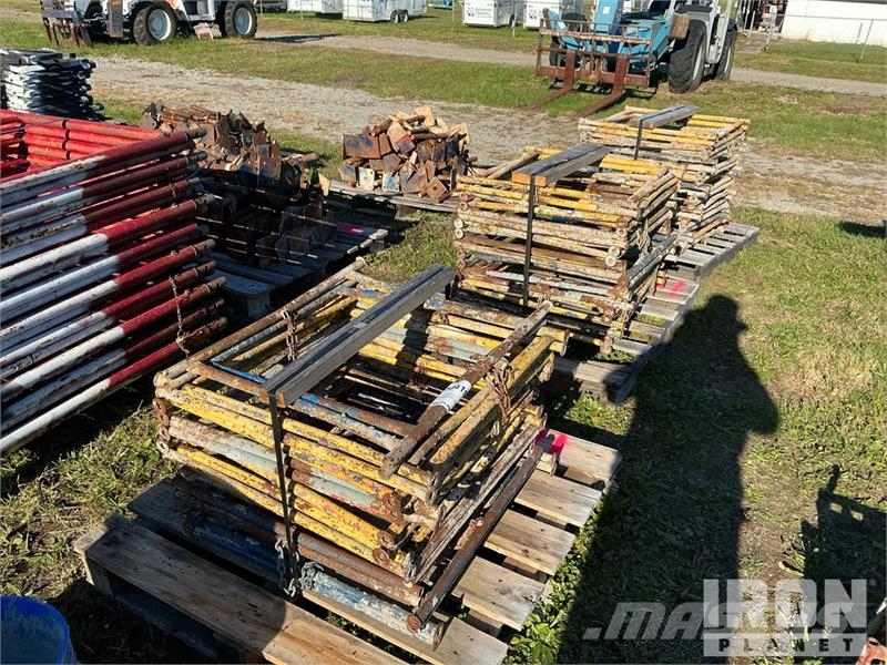 Quantity of (3) Pallets of 30 Mortar Stands 其他