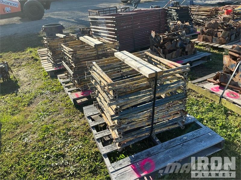 Quantity of (3) Pallets of 30 Mortar Stands 其他