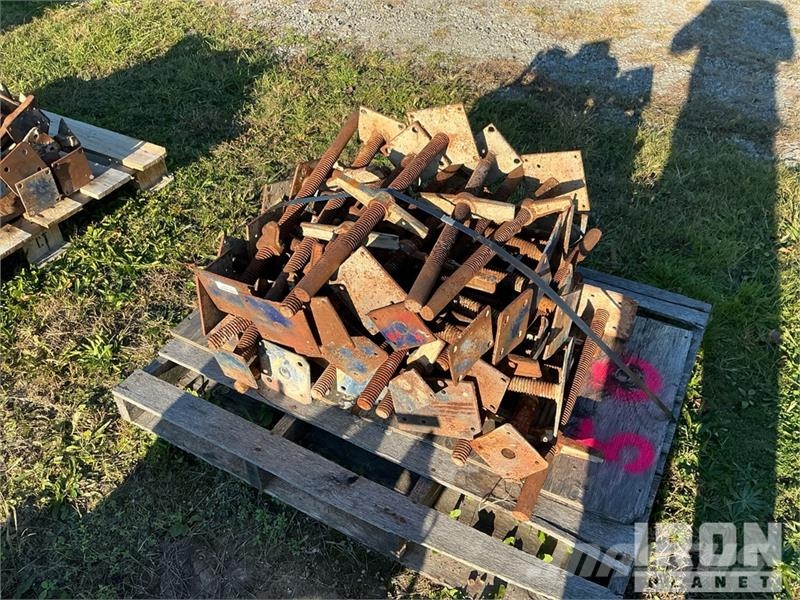  Quantity of (3) Pallets of Screw Jacks for Scaffol Scaffolding equipment