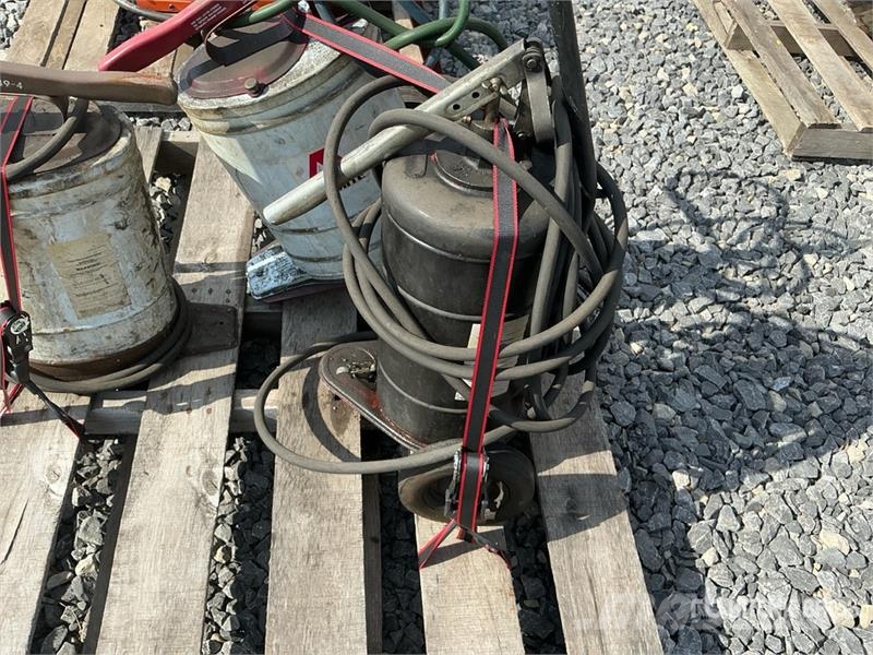  Quantity of (3) Portable Greasing Units مكونات أخرى