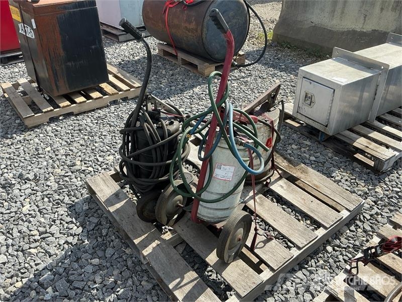  Quantity of (3) Portable Greasing Units مكونات أخرى