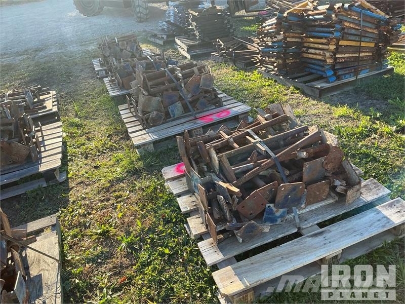 Quantity of (4) Pallets of Screw Jacks for Scaffol Equipamento de andaimes