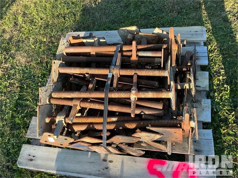 Quantity of (4) Pallets of Screw Jacks for Scaffol Equipamento de andaimes