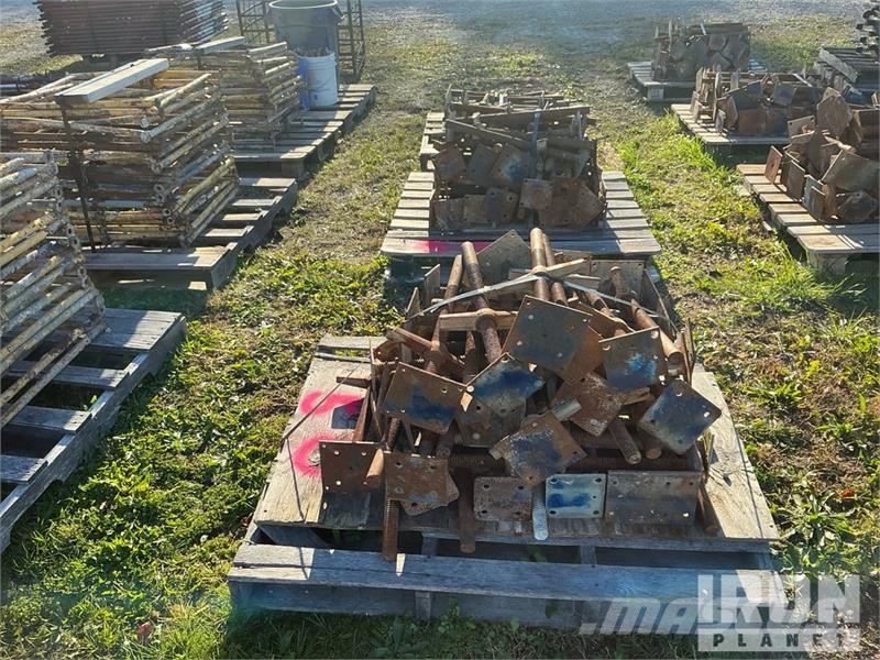 Quantity of (4) Pallets of Screw Jacks for Scaffol Equipamento de andaimes