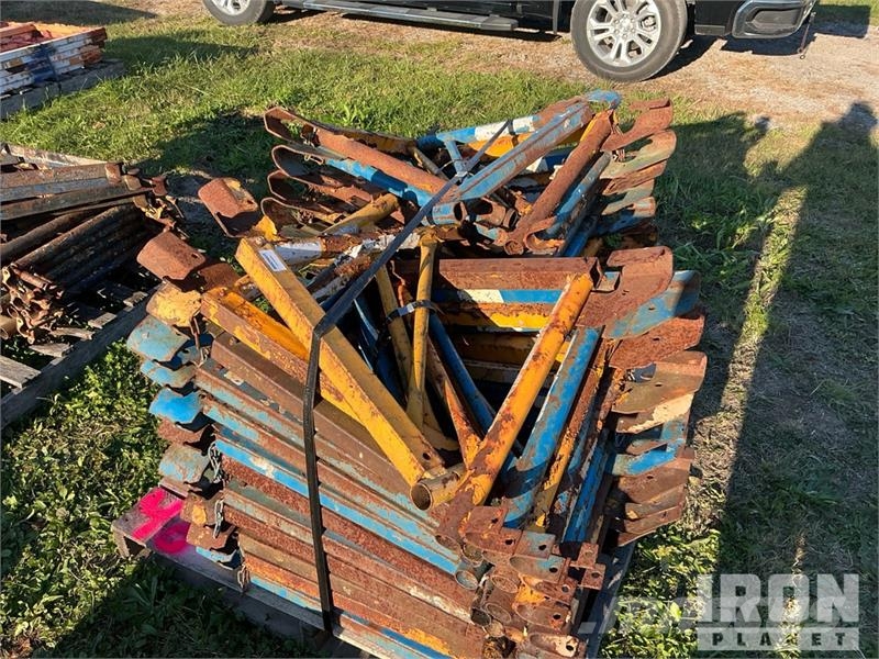Quantity of (4) Pallets of Outriggers for Scaffold Gradbeni odri