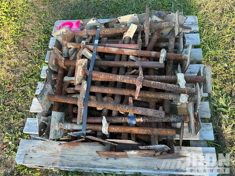Quantity of (4) Pallets of Screw Jacks for Scaffol Equipamento de andaimes