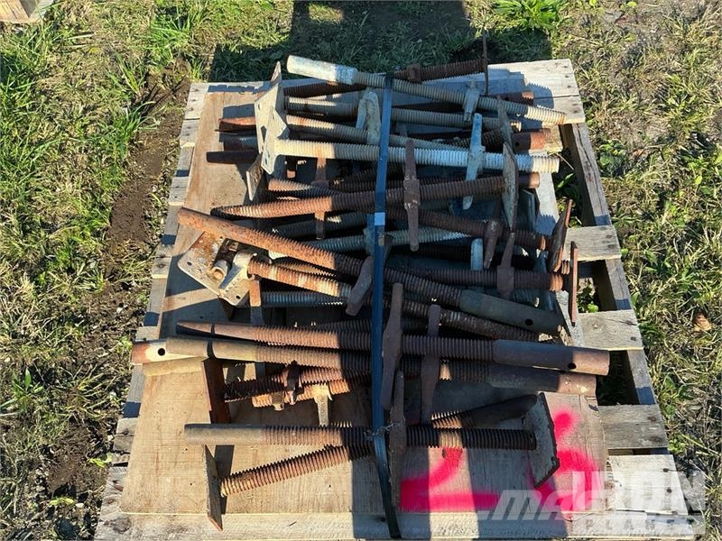 Quantity of (4) Pallets of Screw Jacks for Scaffol Equipamento de andaimes