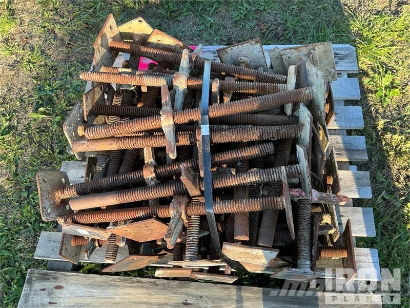 Quantity of (4) Pallets of Screw Jacks for Scaffol Equipamento de andaimes