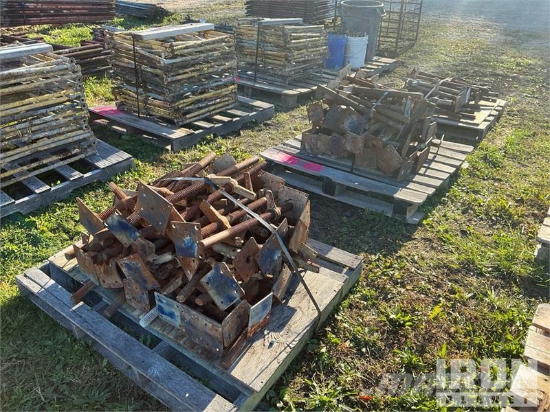 Quantity of (4) Pallets of Screw Jacks for Scaffol Equipamento de andaimes