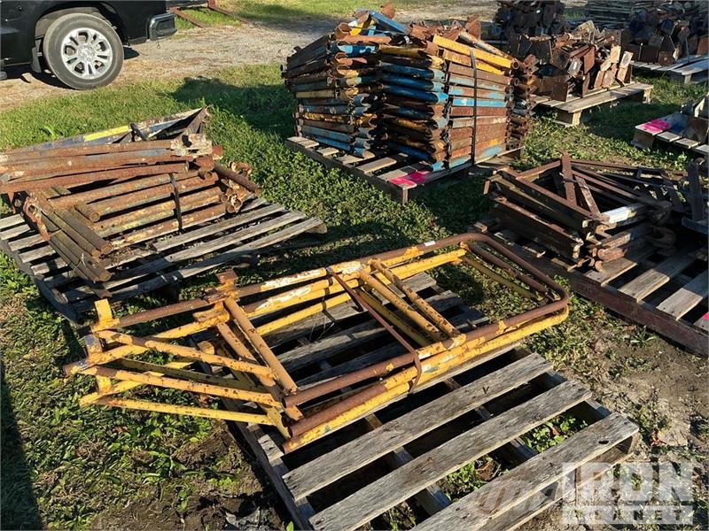 Quantity of (4) Pallets of Outriggers for Scaffold Gradbeni odri