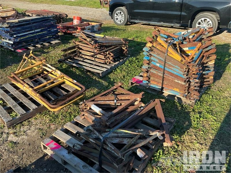 Quantity of (4) Pallets of Outriggers for Scaffold Gradbeni odri