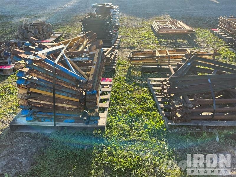 Quantity of (4) Pallets of Outriggers for Scaffold Gradbeni odri