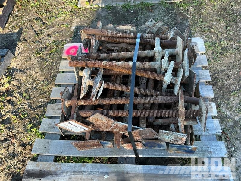 Quantity of (4) Pallets of Screw Jacks for Scaffol Equipamento de andaimes