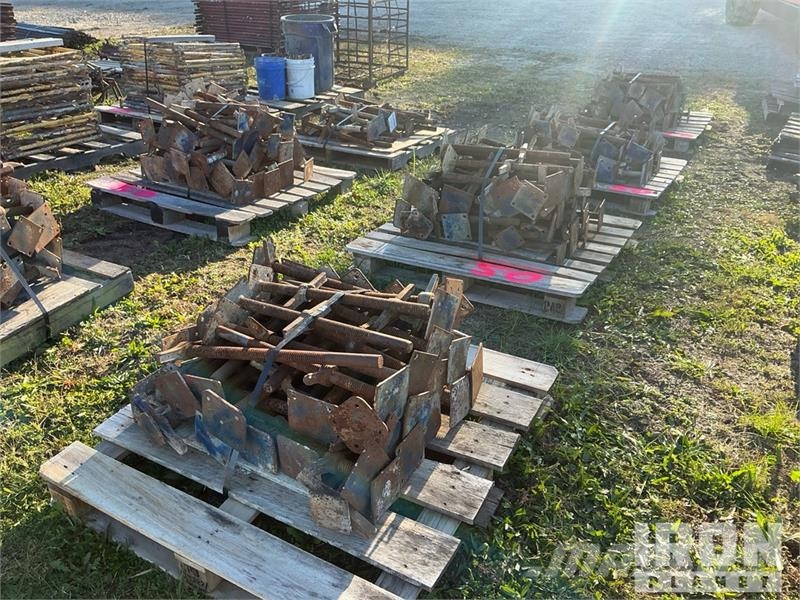 Quantity of (4) Pallets of Screw Jacks for Scaffol Equipamento de andaimes