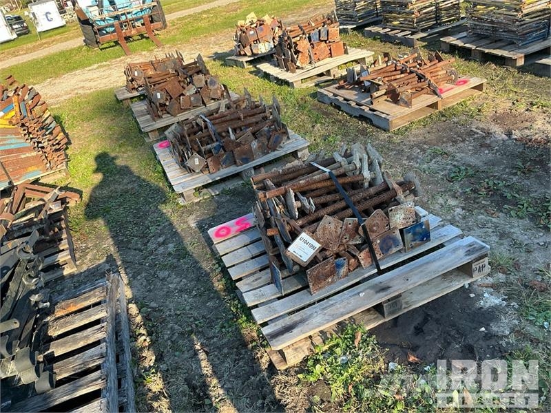 Quantity of (4) Pallets of Screw Jacks for Scaffol Equipamento de andaimes
