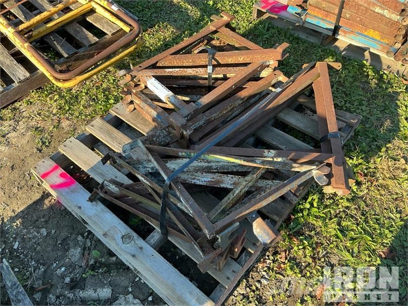 Quantity of (4) Pallets of Outriggers for Scaffold Gradbeni odri