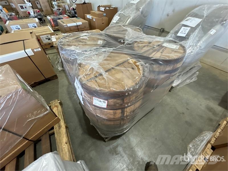 Quantity of (4) Whiskey Barrels Outros componentes