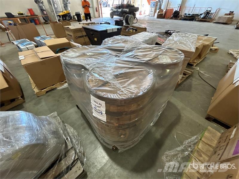 Quantity of (4) Whiskey Barrels Outros componentes