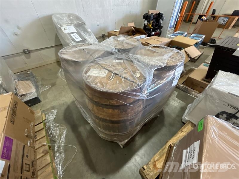 Quantity of (4) Whiskey Barrels Outros componentes