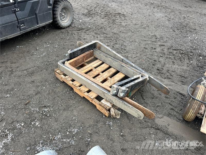 Quantity of (5) Pallets of Pallet of Bobcat Forkli Drugi deli