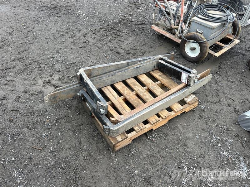 Quantity of (5) Pallets of Pallet of Bobcat Forkli Drugi deli