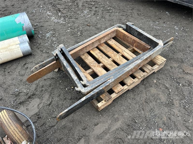 Quantity of (5) Pallets of Pallet of Bobcat Forkli Drugi deli