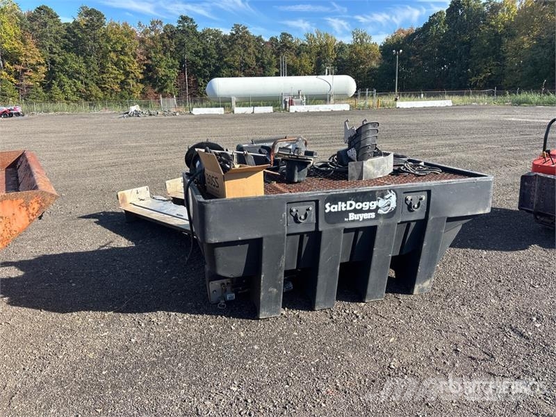  Quantity of (5) Salt Spreader Esparcidoras de arena y sal