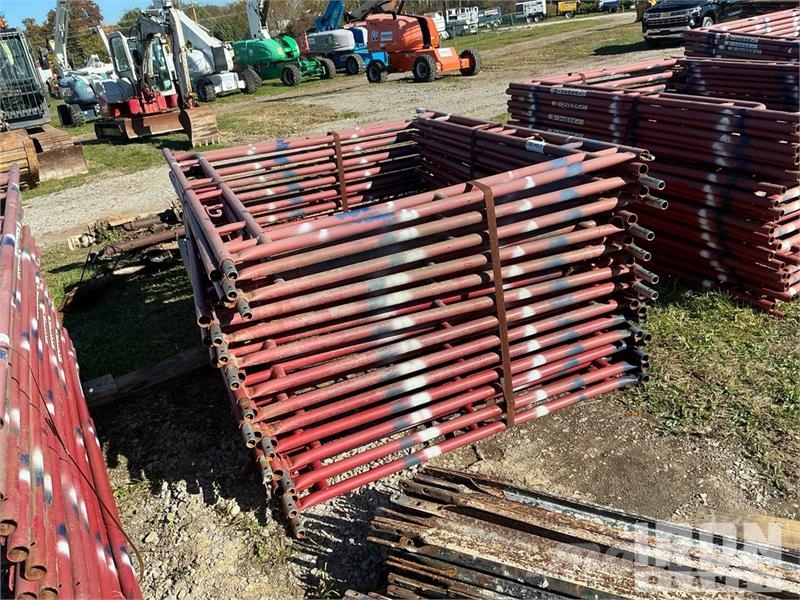 Quantity of (50) Braces and (25) Panels for Scaffo Equipamento de andaimes
